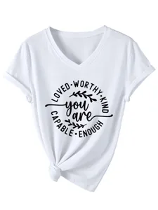 Wit dames V-hals korte mouw T-shirt met inspirerende quote print en geknoopt zoomdetail.