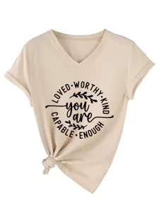 Khaki dames V-hals korte mouw t-shirt detail met inspirerende tekst op borst en knoopzoom.