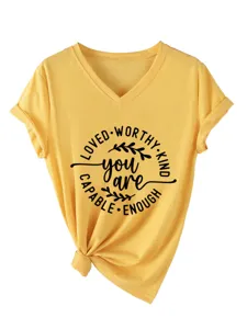 Dames casual V-hals korte mouw T-shirt met motiverende print en stijlvolle knoopzoom.