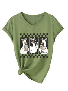 Casual γυναικείο πράσινο T-shirt με V-λαιμό και χαριτωμένο σχέδιο με τρεις πάπιες.