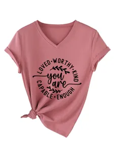Gedetailleerd overzicht van de grafische print en stijlvolle V-hals op deze top.