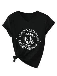 Gedetailleerd overzicht van de inspirerende citaatprint op het zwarte v-hals t-shirt.