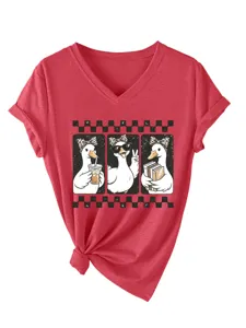 Κοντινό πλάνο του κόκκινου γυναικείου t-shirt με V λαιμόκοψη και στάμπα με τρεις πάπιες.