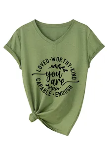 Stijlvol casual groen dames V-hals t-shirt met korte mouwen en inspirerende tekstprint.