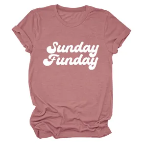 Casual dames t-shirt met ronde hals en korte mouwen met grappige Sunday Funday opdruk.