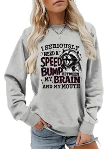 Lässiges Damen Sweatshirt in Grau mit lustigem Waschbären Motiv und coolem Spruch Detail.
