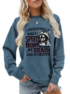 Lustiger Damen Pullover mit niedlichem Waschbär Print und coolem Statement Spruch für den Alltag.
