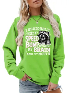 Grüner Damen Langarm Pullover mit lustigem Waschbär Motiv und humorvollem Statement Spruch.