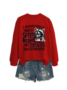 Damen lustiger Waschbär Print roter Langarm Pullover kombiniert mit stylischen Jeansshorts.