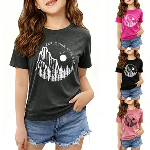 Détail de t-shirt manches courtes pour enfant avec impression graphique et tissu doux.