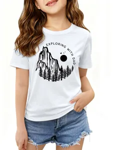 Vue détaillée du t-shirt blanc pour enfants à manches courtes avec imprimé de montagne.