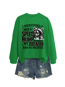 Grüner Rundhals-Sweatshirt und Destroyed-Denim-Shorts Set mit lustigem Waschbär-Druck.