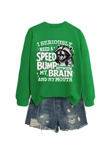 Grüner Langarm-Pullover mit witzigem Waschbär-Grafikprint und modischen Jeansshorts.