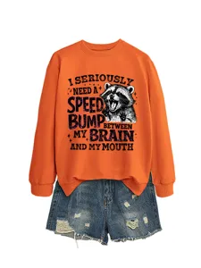 Orangefarbenes Langarm-Sweatshirt mit lustigem Waschbär-Grafikprint und Statement-Detail.