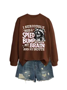 Modischem braun Langarm Sweatshirt mit lustigem Waschbären Motiv und stylischen Jeans Shorts.