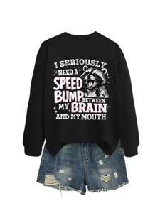 Damen Mode lässiges schwarzes Langarm Sweatshirt kombiniert mit stylischen Jeansshorts Set.