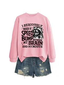 Rosa Sweatshirt Detail mit Grafikdruck, Waschbär Motiv, lässiges Langarm Oberteil.
