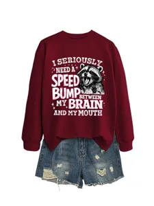 Dunkelrotes Sweatshirt mit Waschbär Motiv und lustigem Spruch kombiniert mit Jeansshorts.