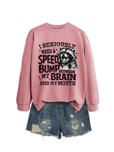 Nahaufnahme des rosa Freizeit-Sweatshirts mit witzigem Waschbär-Grafik und Schriftzug-Detail.
