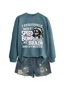 Lässiger lustiger Waschbär Grafik Langarmpullover kombiniert mit Destroyed Jeansshorts.