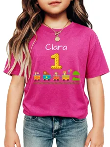 Primo piano dettagliato della maglietta rosa a maniche corte per bambini con simpatico treno.