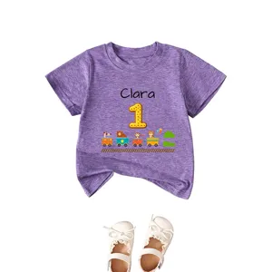 T-shirt viola per bambini a maniche corte con nome personalizzato Clara e trenino di animali.