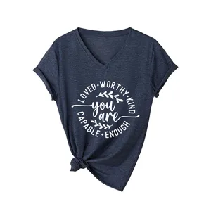 Casual dames V-hals korte mouw t-shirt met inspirerende quote print en stijlvolle knoop zoom.