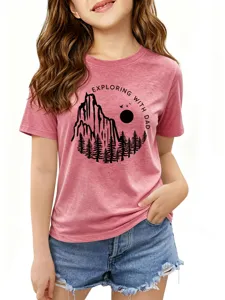 Gros plan d'un t-shirt rose pour enfant avec un graphisme nature montagne et manches.