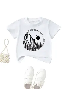 Détail du t-shirt blanc pour enfants avec graphique de montagne sur la poitrine fine.