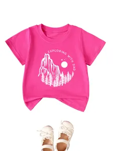 T-shirt rose pour enfants à manches courtes avec imprimé montagne et jolies chaussures bébé.