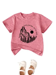 T-shirt manches courtes rose pour tout-petit avec motif montagne et chaussures blanches.