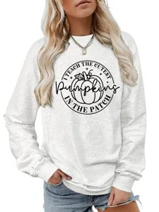Nahaufnahme des Grafik-Sweatshirts vorne mit dem niedlichen Kürbis-Lehrer-Spruch-Druck.