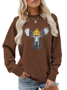 Vista detallada de sudadera marrón de mujer con gráfico de alce lindo y gorro.