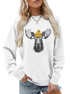 Detalle de sudadera blanca de mujer con gráfico de alce lindo y gorro amarillo.