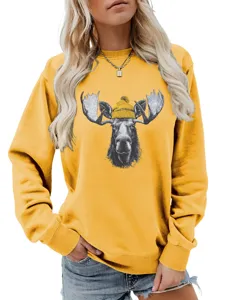 Vista detallada de la sudadera amarilla de mujer con lindo estampado gráfico de alce para otoño.