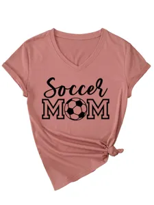 Γυναικείο κοντομάνικο t-shirt με V λαιμόκοψη, στάμπα μαμά ποδοσφαίρου και κόμπο στο στρίφωμα.