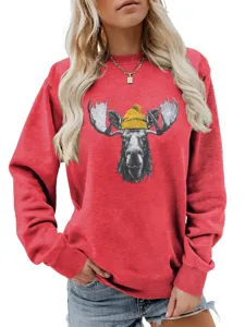 Detalle del lindo gráfico de alce impreso en la sudadera roja de manga larga para mujer.