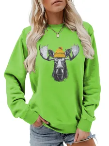 Primer plano de los detalles de la sudadera verde de mujer con un lindo diseño de alce.