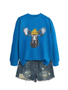 Detalle de la sudadera azul de manga larga con diseño de alce lindo y gorro de invierno.