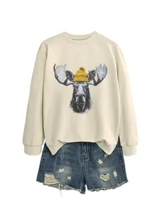 Sudadera beis elegante de manga larga con estampado de alce combinado con pantalones cortos.
