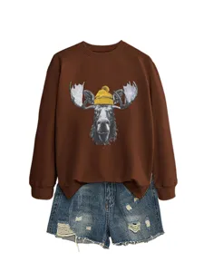 Detalle de sudadera marrón de manga larga para mujer con bonito gráfico de alce impreso.