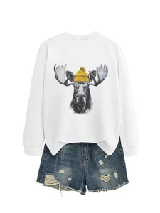 Mujer sudadera cuello redondo manga larga con estampado de alce lindo y pantalones cortos vaqueros