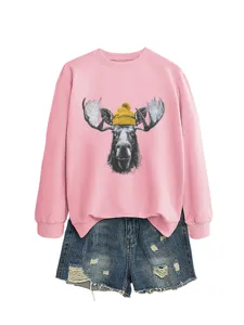 Sudadera rosa de manga larga para mujer con diseño de alce y detalle de shorts de denim.