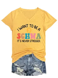 Damen lässiges V-Ausschnitt Kurzarm gelbes T-Shirt mit lustigem Print und Jeansshorts.