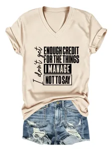 Λεπτομερής όψη του casual T-shirt με λαιμόκοψη V και κοντό μανίκι με γραφικό σχέδιο