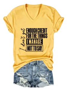Καθημερινό γυναικείο κίτρινο T-shirt με V-neck, κοντά μανίκια και αστείο τυπωμένο κείμενο.