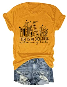 Mosterdgeel graphic T-shirt met korte mouwen gecombineerd met blauwe denim korte broek.