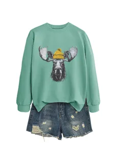 Sudadera de cuello redondo con estampado de alce y pantalones cortos vaqueros rotos.