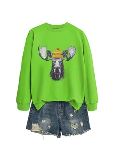 Detalle sudadera verde con gráfico de alce lindo y gorro invierno amarillo combinado con shorts de mezclilla.