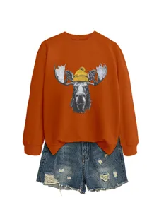 Sudadera naranja de manga larga para mujer con bonito estampado de alce y shorts vaqueros.